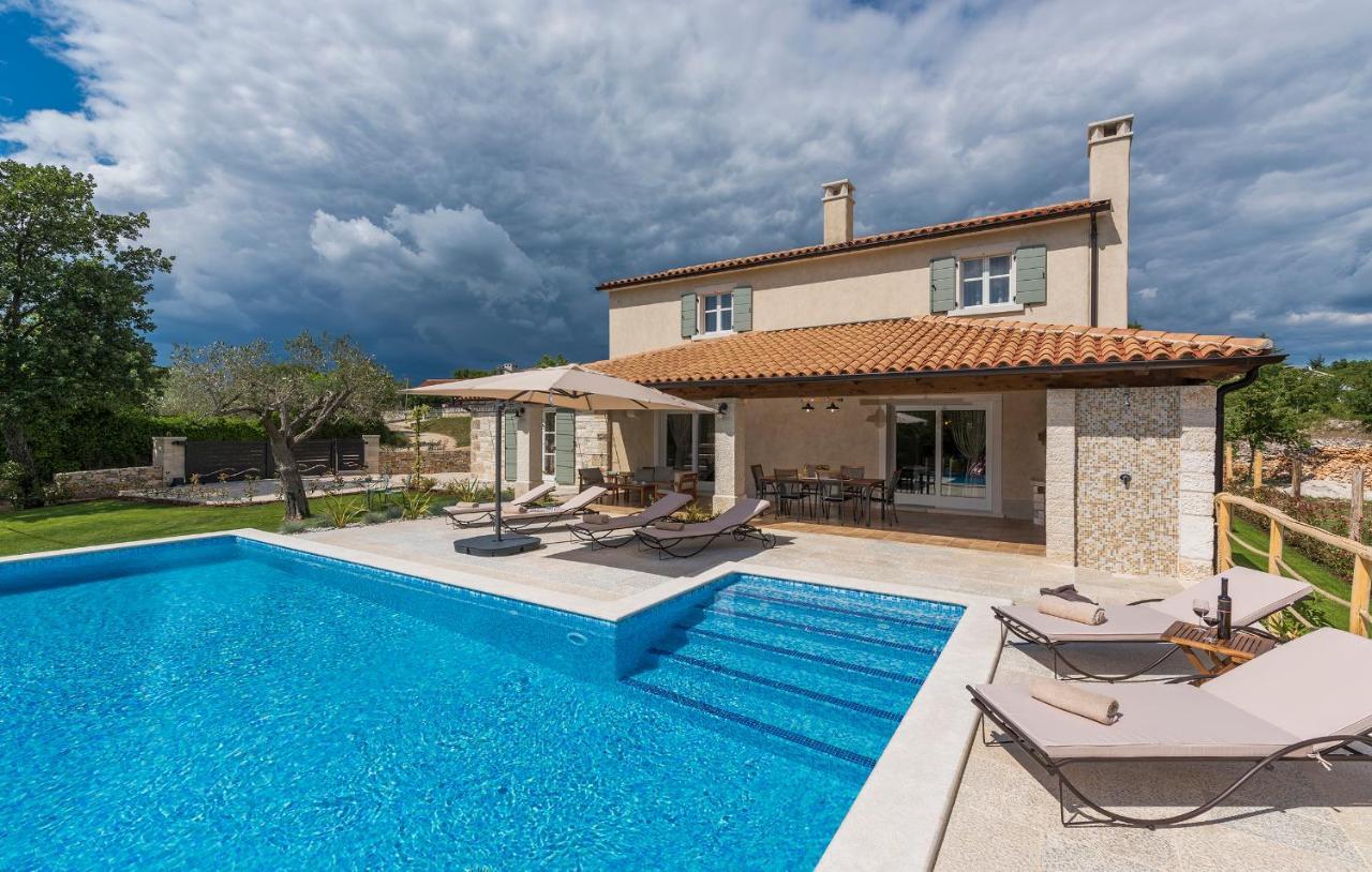 Villa-Osmium Smoljanci Esterno foto